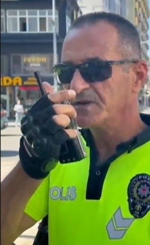 İzmir'in efsane trafik polisi emekli oldu: Son anonsunda elleri titredi