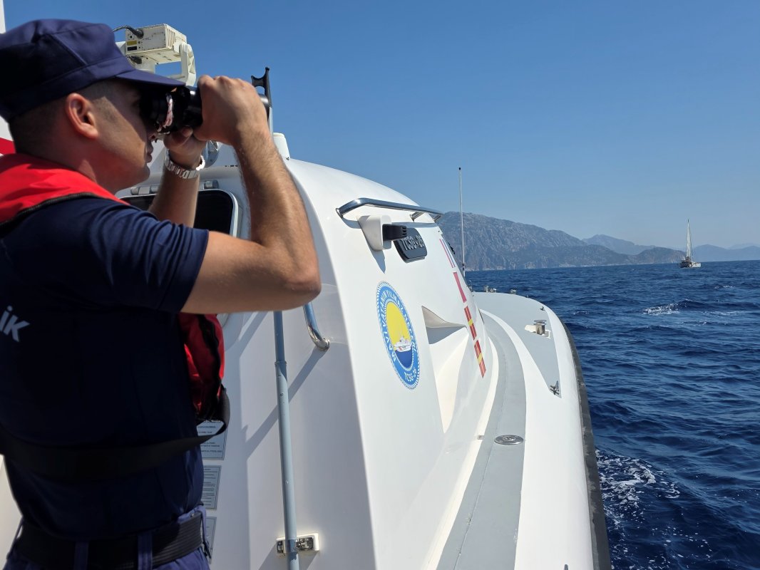 Marmaris açıklarında batan göçmen botunda kayıp 2 kişiyi arama çalışmaları sürüyor