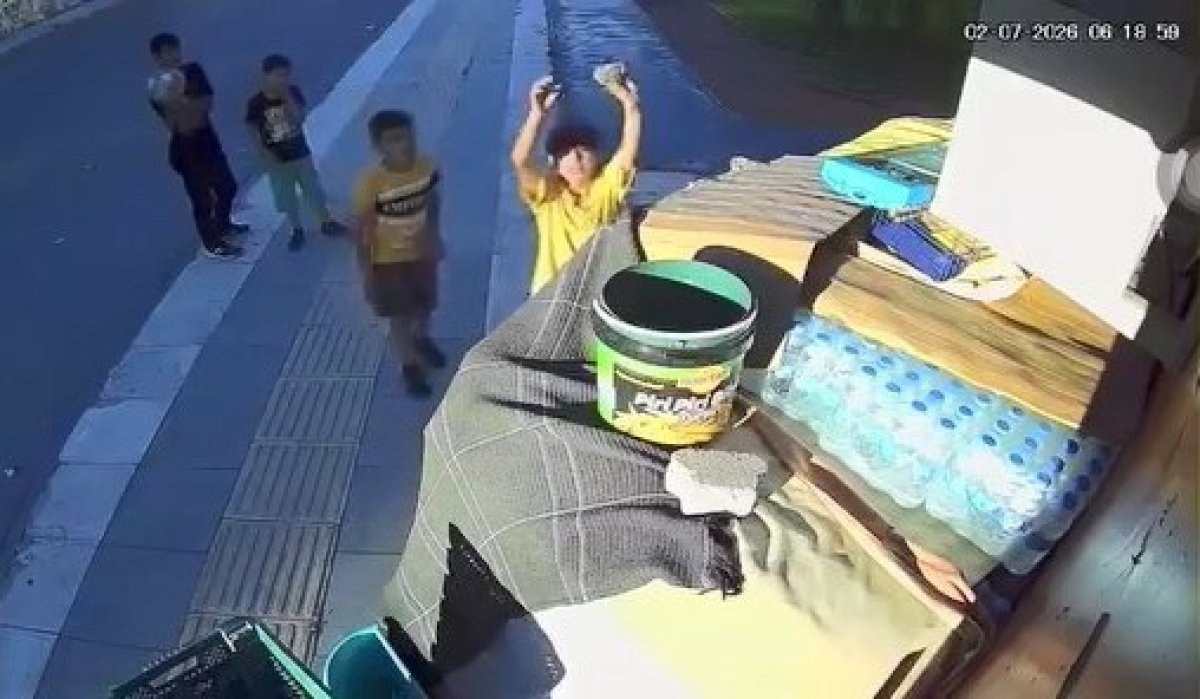 Büfe kapalı olunca aldıkları suyun parasını kameraya gösterip bıraktılar