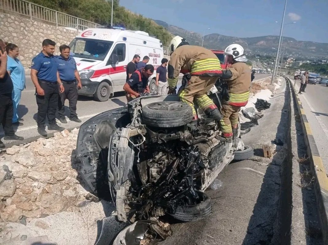 Hatay'da otomobil refüje çarptı: 1’i ağır 3 yaralı