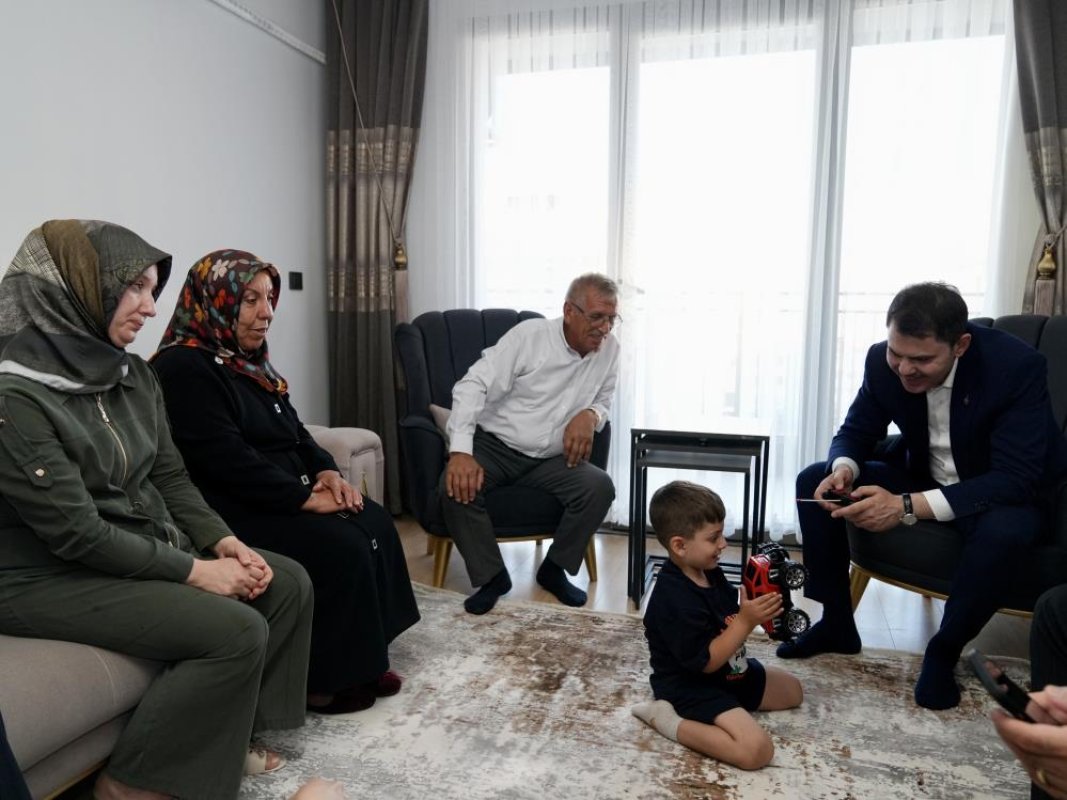 Bakan Kurum’dan depremzede Yusuf ve dedesine ziyaret