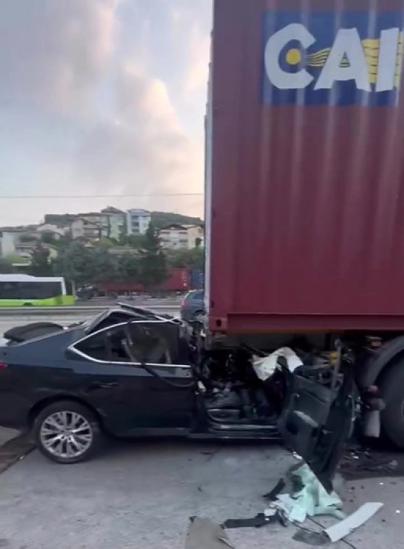  Tıra arkadan çarpan otomobil preslendi: Baba ile oğlu hayatını kaybetti