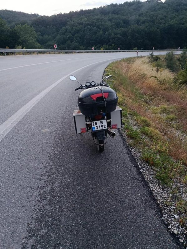 Direksiyon hâkimiyetini kaybeden motosiklet sürücüsü yoldan çıktı: 1 yaralı