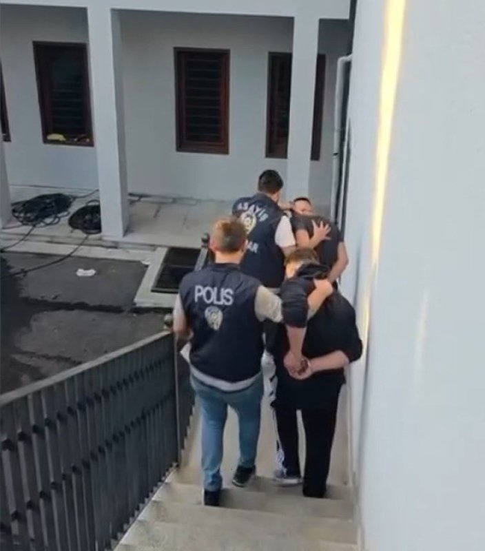 Üsküdar'da uyuşturucu operasyonu: 1 kilo 816 gram madde ele geçirildi