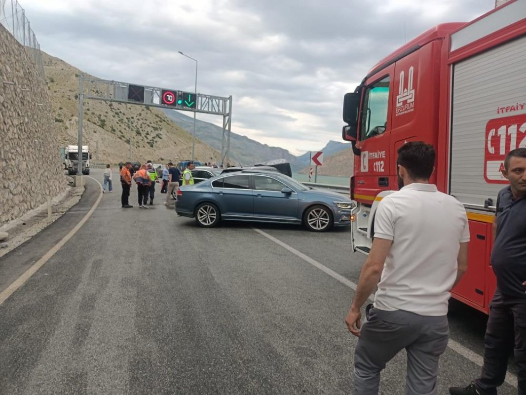 Pirinkayalar Tüneli çıkışında otomobiller kafa kafaya çarpıştı: 4 yaralı