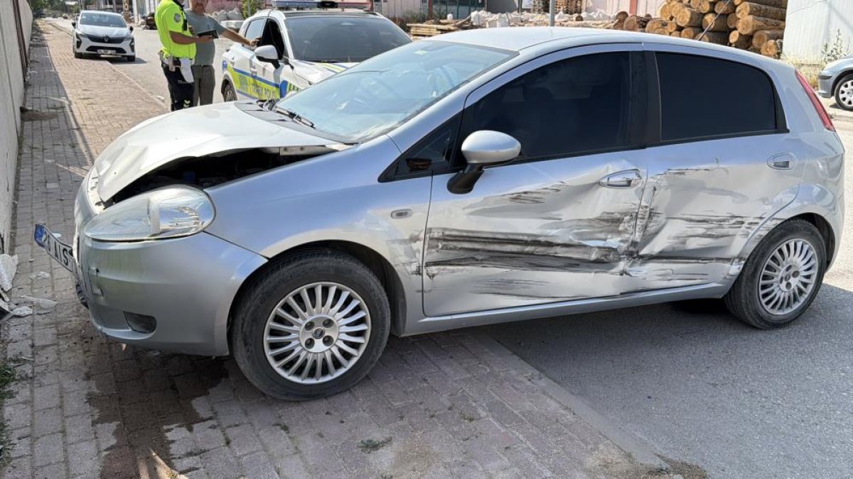 Eskişehir'de iki sokağın kesişiminde otomobil ile kamyonet çarpıştı