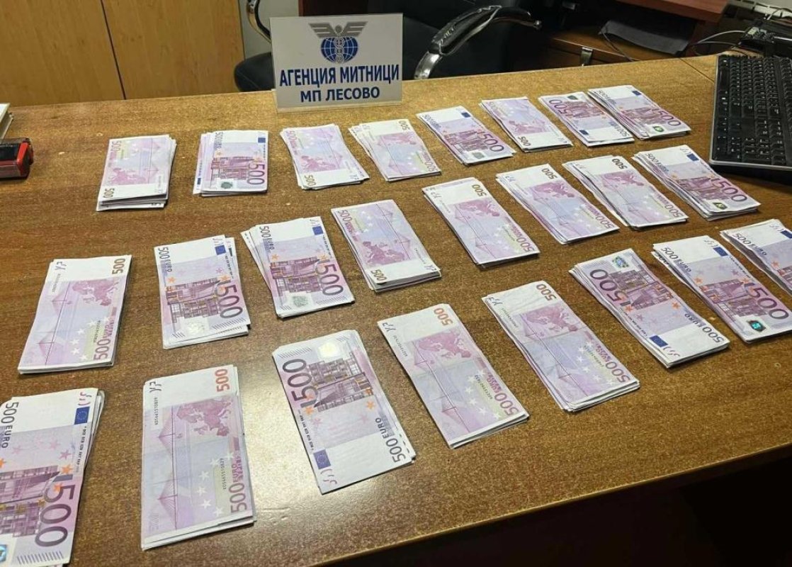 Türk vatandaşı ceplerine sakladığı 150 bin euroyla yakalandı