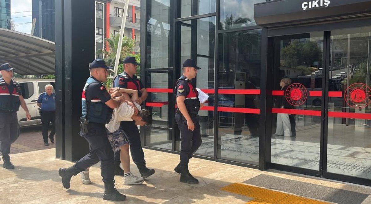 Böyle gaspçı görülmedi: Marketten parayı alıp kaçtı, içinde çocuk olan otomobili de kaçırdı, yaya olarak kaçarken cep telefonu gasp etti
