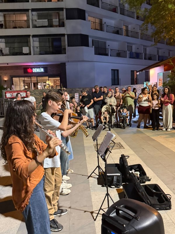 Geleceğin müzisyenleri Kemer gecelerini hareketlendirdi