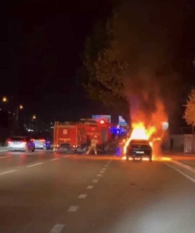 Seyir halindeki otomobil alev topuna döndü