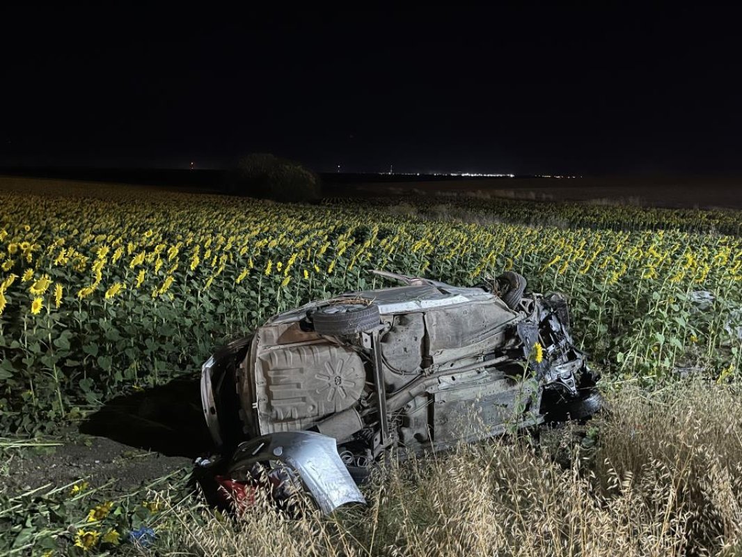 Tekirdağ'da otomobil beton bloğa çarparak tarlaya devrildi: 3'ü çocuk 5 yaralı