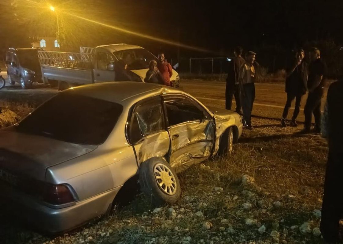 Otomobil ile kamyonet çarpıştı: 2 yaralı
