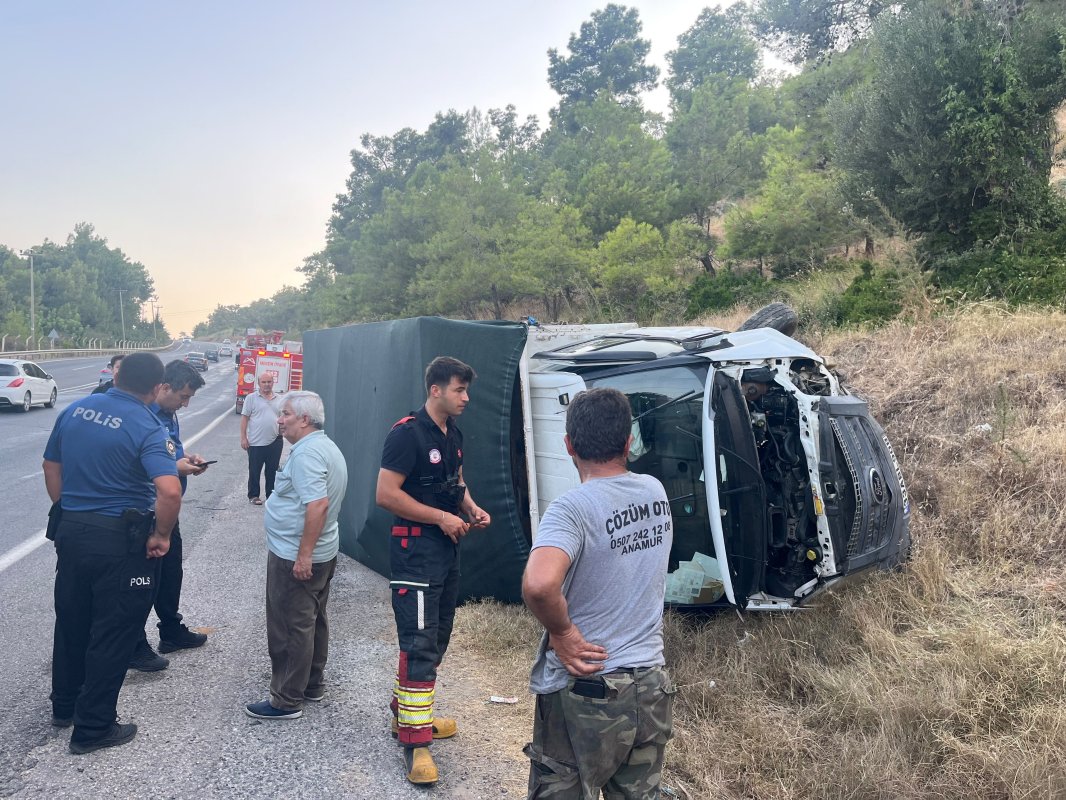 Kamyonet devrildi sürücü yaralı kurtuldu