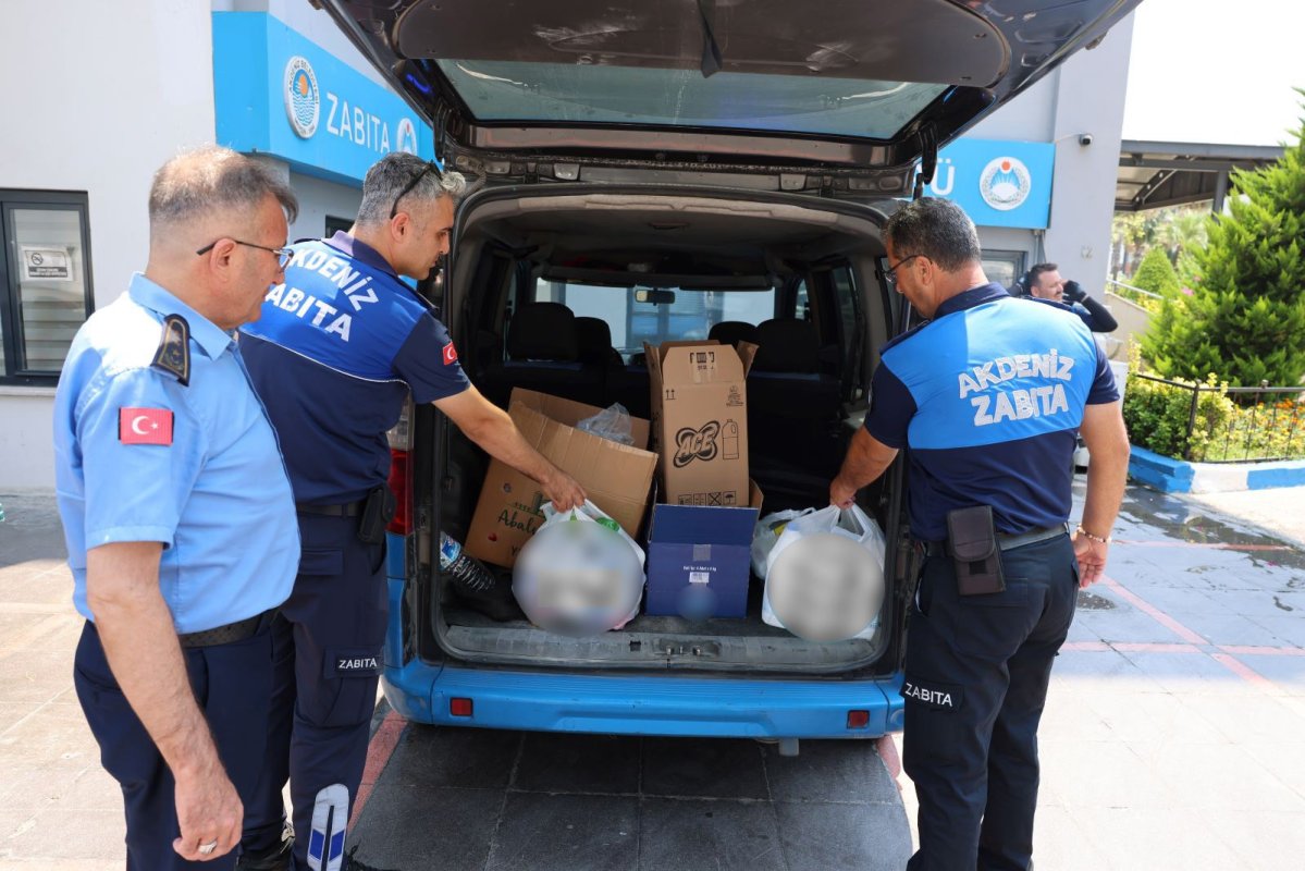 Mersin'de zincir markette 135 tarihi geçmiş ürün ele geçirildi