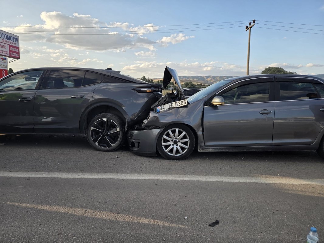 Ankara’da zincirleme kazada 5 araç birbirine girdi: 5 yaralı
