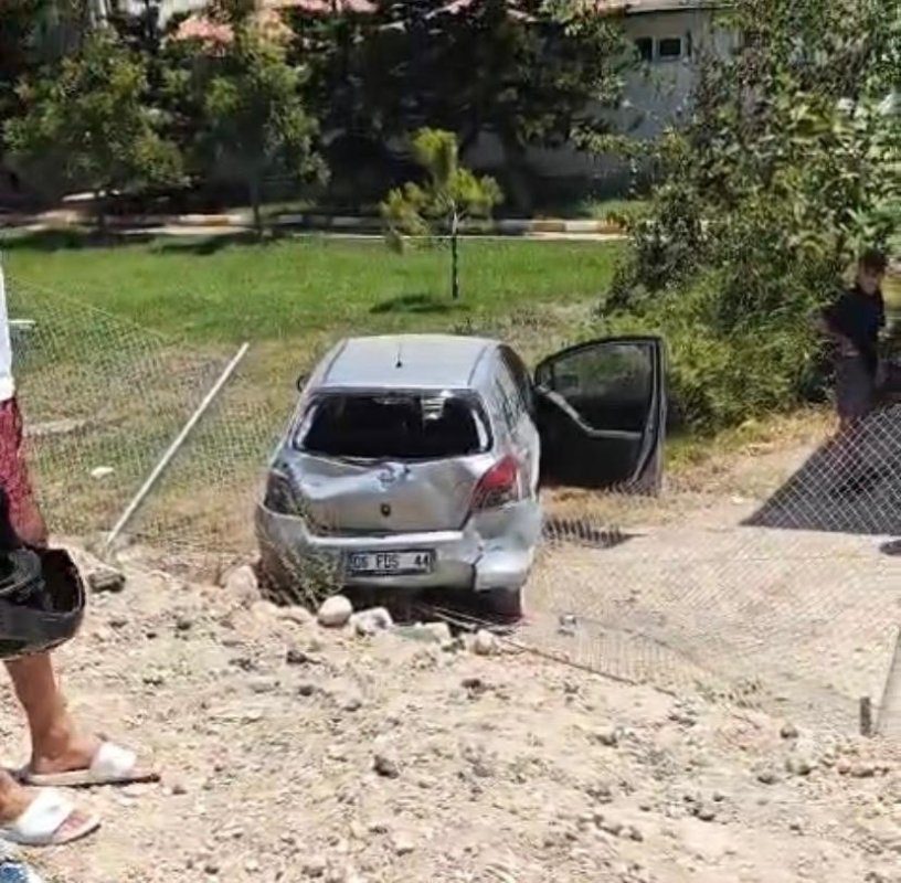 Zincirleme kazada otomobil enstitünün bahçesine düştü: 3 yaralı