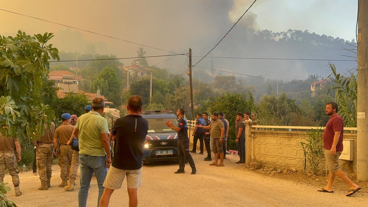  Fethiye’deki yangın 4 saattir sürüyor: "Bir mahalle tedbir amaçlı tahliye ediliyor"