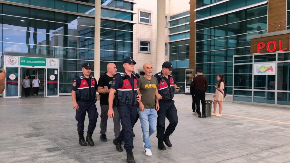  Ünlü yönetmen Ezel Akay ve kardeşi adliyeye sevk edildi