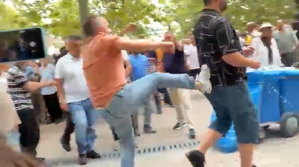  Özgür Özel'in cuma namazı çıkışında tekmeli arbede