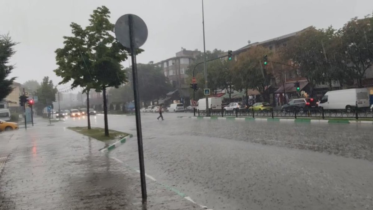 Bursa'da yollar göle döndü, vatandaşlar zor anlar yaşadı