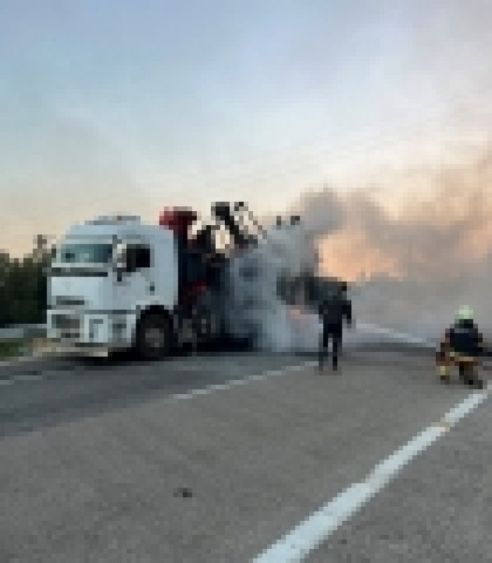 Mersin’de vinç ve park halindeki minibüs yandı