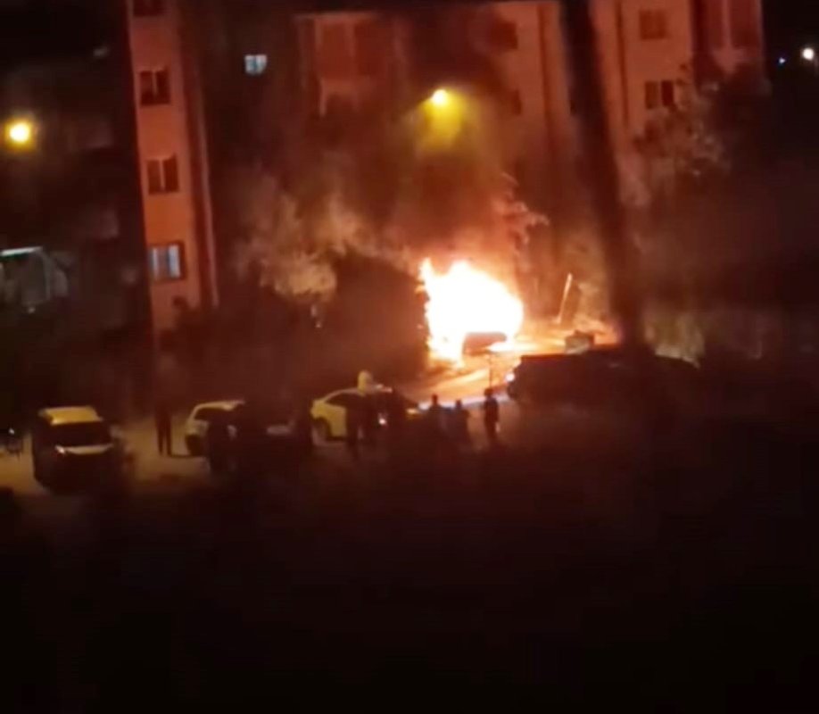 Batman’da park halindeki otomobil alevlere teslim oldu