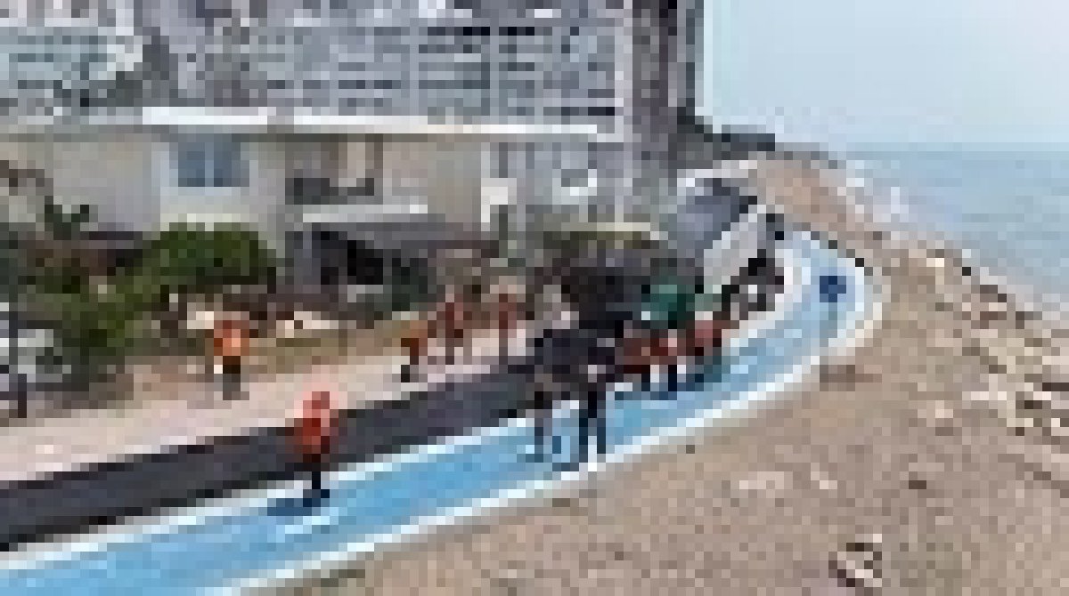 Mersin'de sahil yürüyüş yolu yenilendi