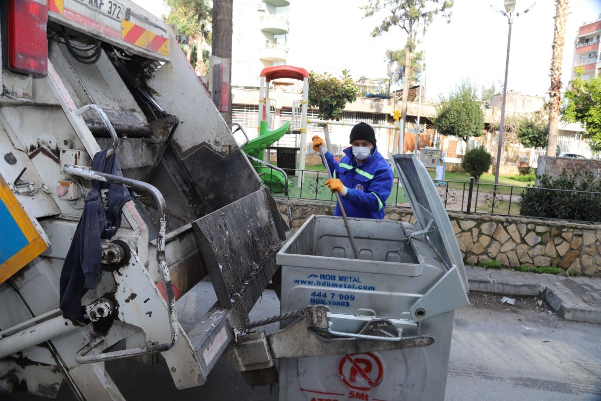Akdeniz’de 65 Mahalledeki Toplam 8 Bin 500 Çöp Konteyneri Temizleniyor