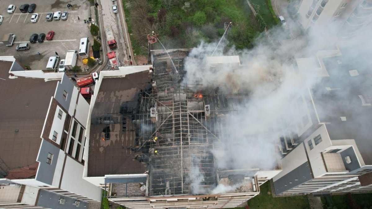 Can Pazarında Korku Dolu Anlar Kameraya Yansıdı Metrelerce Yüksekte İtfaiye Ekiplerini Bekledi