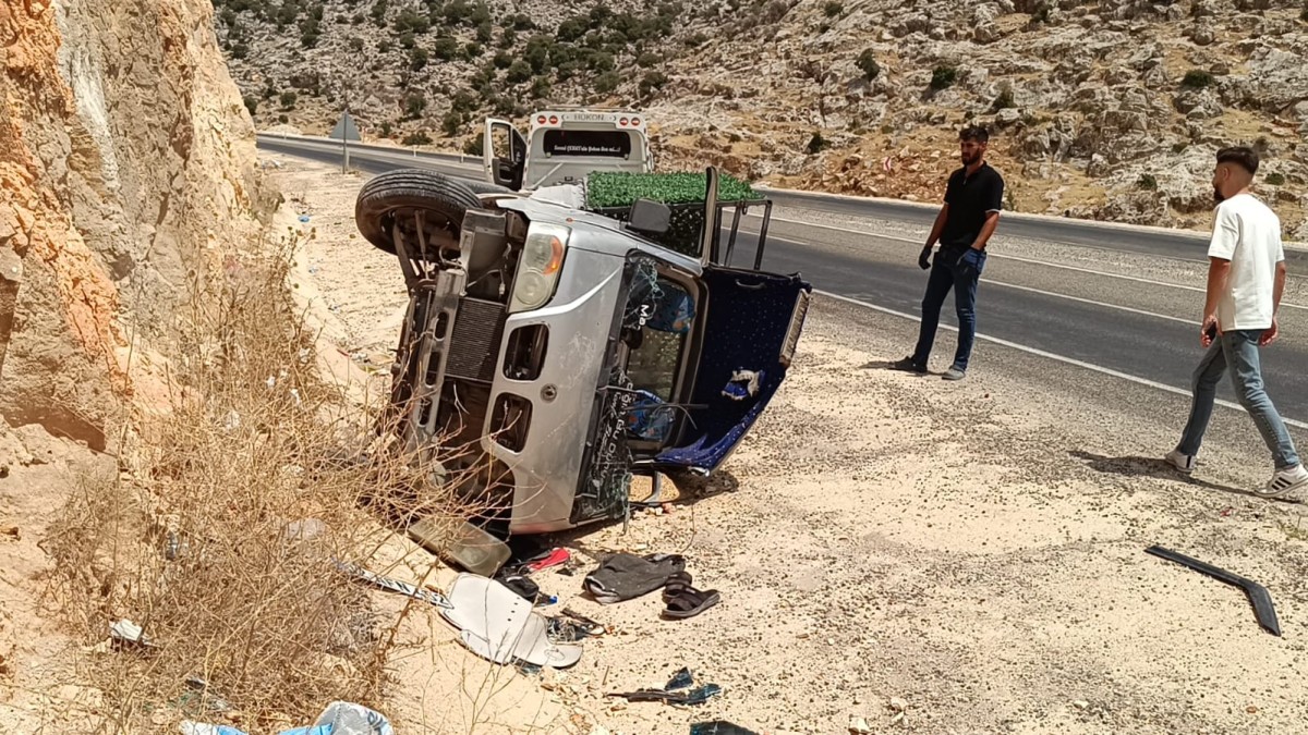 Devrilen kamyonet sürücüsü ağır yaralandı