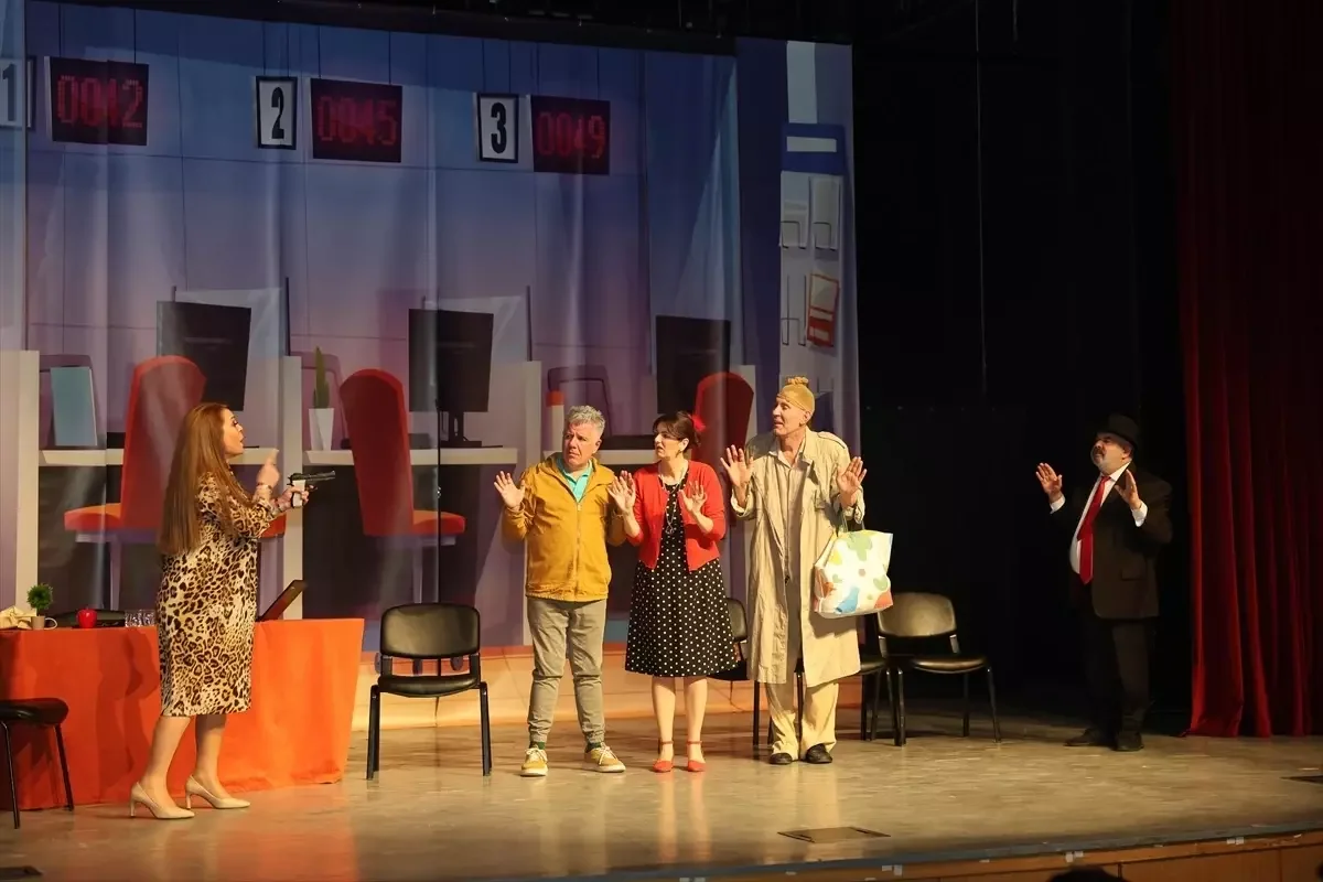 Gülnar'da Dünya Tiyatro Günü'ne Özel "Eller Yukarı" Oyunu Sahnelendi