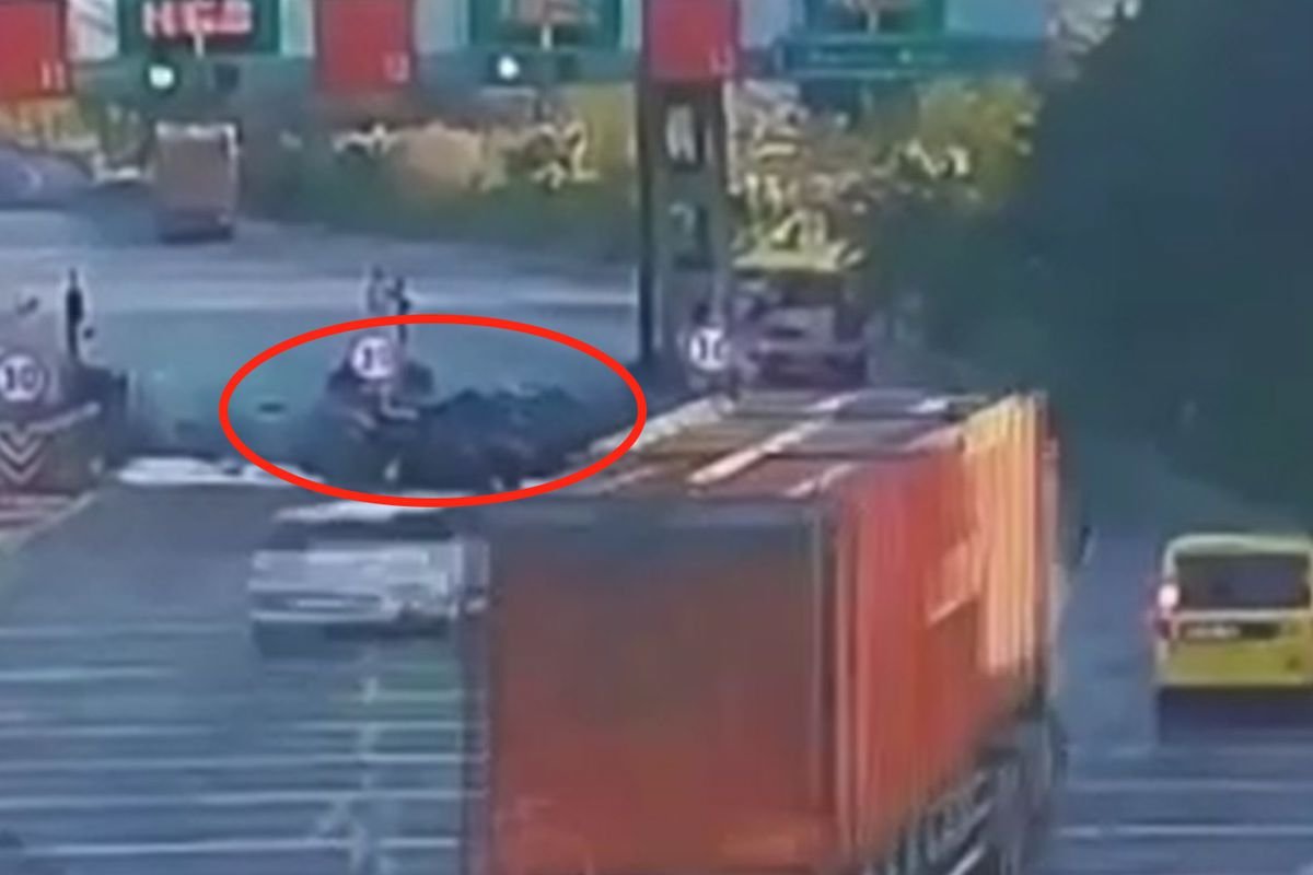 Genç Doktorun Aracı Yanarken Trafik Umarsızca Aktı