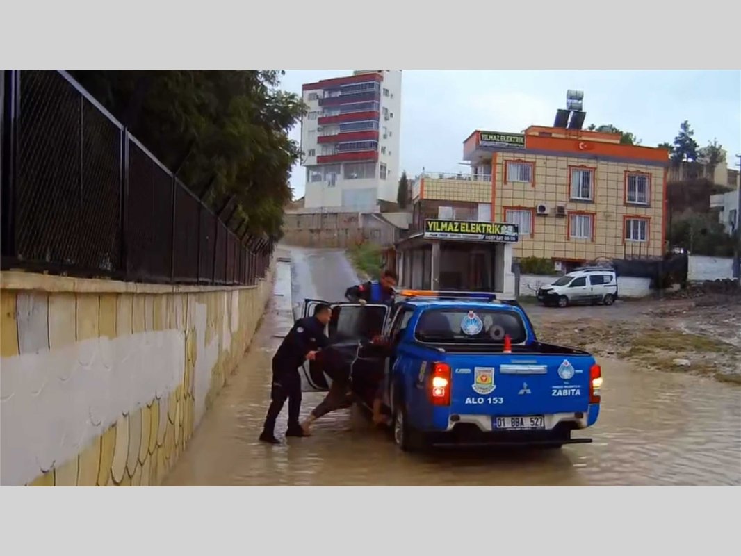 Tarsus'ta Zabıta Ekiplerinden Sel Mesaisi