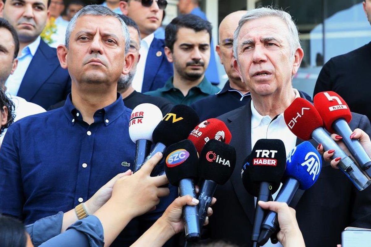 Mansur Yavaş, Özgür Özel'i Uyardı: Dünyayı Ayağa Kaldırmamız Lazım, Zamanı Geldi Hatta Geçiyor