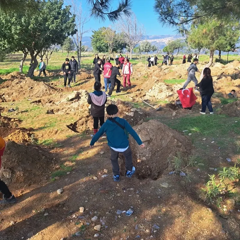 Mersin'de 100 Çocuk Fidan Dikti