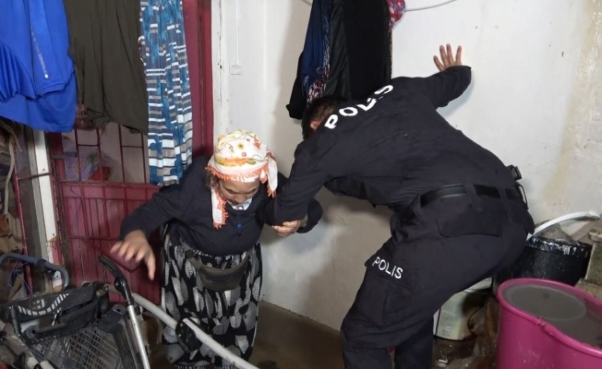 79 Yaşındaki Adamın Evini Su Bastı, Yardımına Polis Yetişti