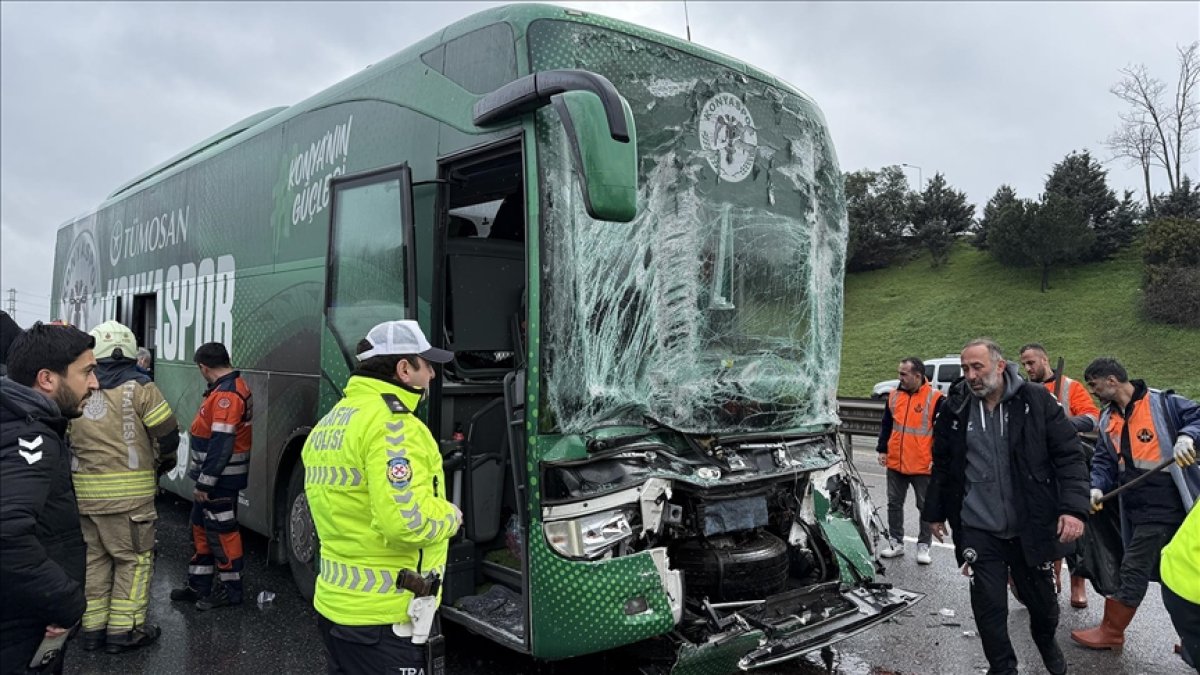Konyaspor U19 Takımını Taşıyan Otobüs Kaza Yaptı